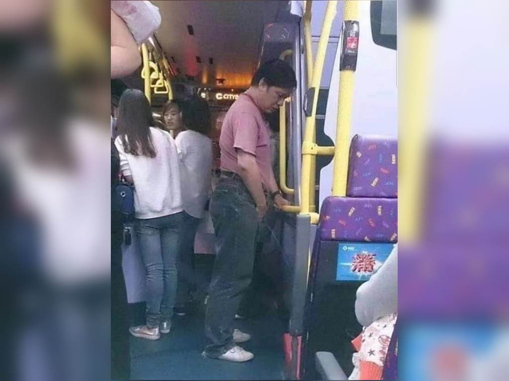 Dengan perasaan tak bersalah, pria ini mengeluarkan burungnya kemudian kencing didalam citybus yang banyak penumpang | Foto Istimewa
