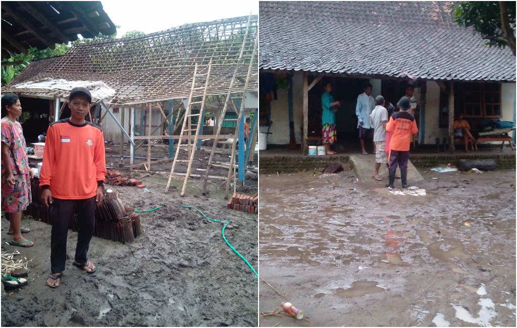 Relawan membantu warga yang rumahnya rusak akibat genangan banjir . Foto Koresponden APakabarOnline.com | Anis Azizah