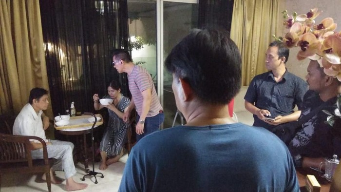 Foto: Polisi mengecek TKP istri yang pukuli suami stroke (dok.istimewa)