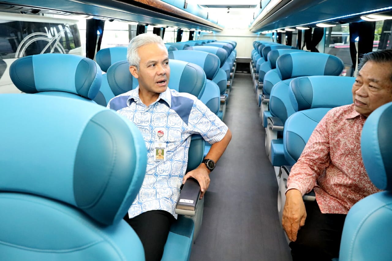 Gubernur Jawa Tengah Ganjar Pranowo Melepas Ekspor Bis Buatan Semarang (Foto Humas Pemprov Jateng)