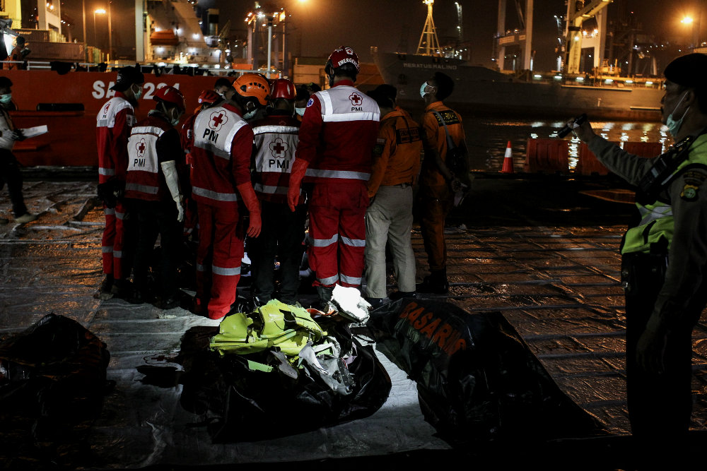 Para personel Palang Merah Indonesia (PMI) sedang memeriksa kantong jenazah korban kecelakaan pesawat Lion Air PK-LQP di Pelabuhan Tanjung Priok, Jakarta, Jumat (2/11/2018). | Dhemas Reviyanto /Antara Foto