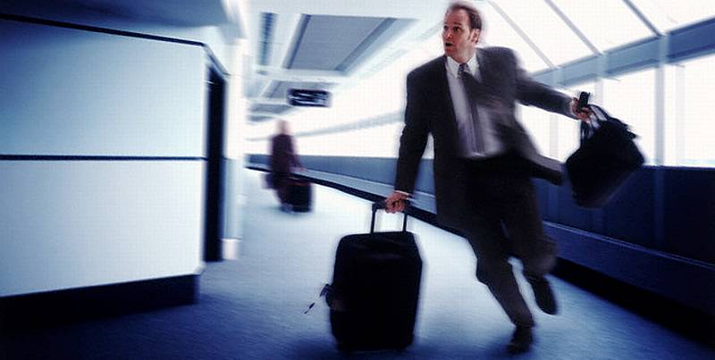 Бежит за самолетом. Человек бежит с чемоданом. Catch a flight. Поездка в англию в самолет. Девушка в самолете.