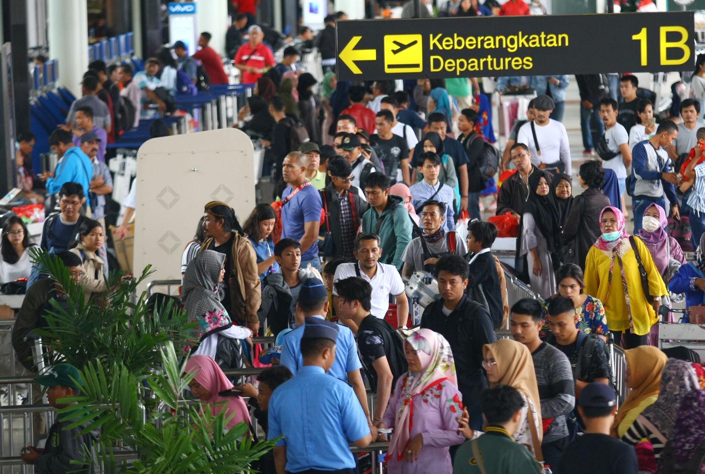 Ribuan calon penumpang antre masuk ke dalam terminal untuk lapor diri atau chek in di Termial 1 B Bandara Soekarno Hatta, Tangerang, Banten, Minggu (23/12/2018). | Muhammad Iqbal /Antara Foto