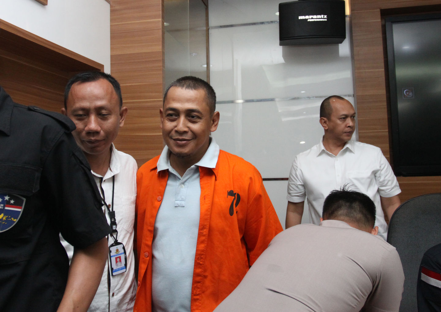 BBP (baju oranye), tersangka kasus berita hoaks 7 kontainer surat suara di Mabes Polri, Jakarta, Rabu (9/1/2019). BBP adalah tersangka keempat dalam kasus hoaks surat suara. | Reno Esnir /Antara Foto