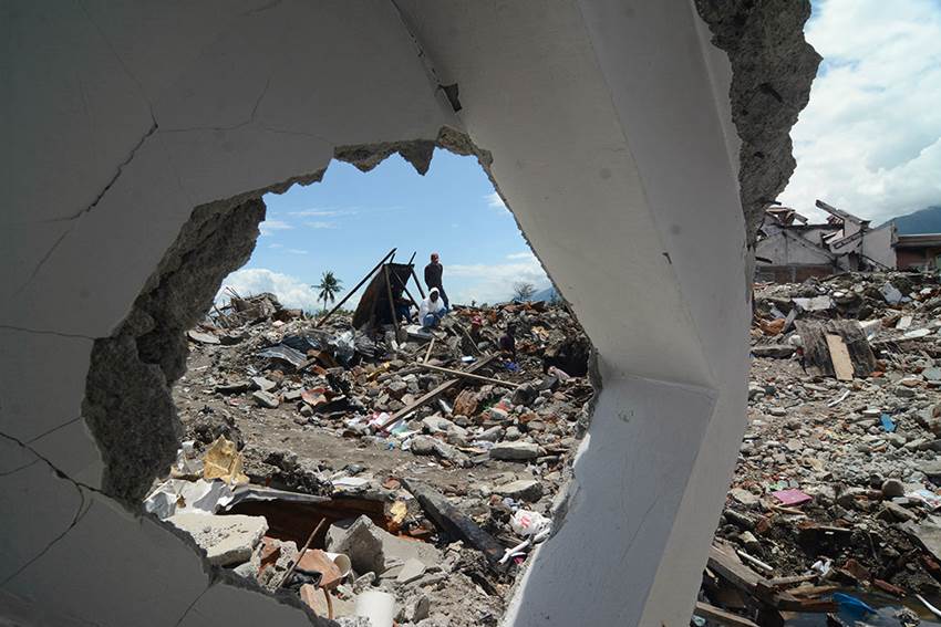 Puing-puing bangunan yang hancur akibat gempa bumi dan tsunami di Palu, Sulawesi Tengah, beberapa waktu lalu. ANTARA FOTO/Basri Marzuki