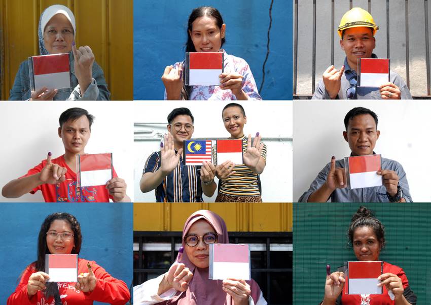 Foto kombo sejumlah warga negara Indonesia menunjukkan jarinya yang telah dicelupkan tinta usai menggunakan hak suaranya di KBRI, Kuala Lumpur, Malaysia, Minggu (14/4/2019). | Rafiuddin Abdul Rahman /ANTARA FOTO