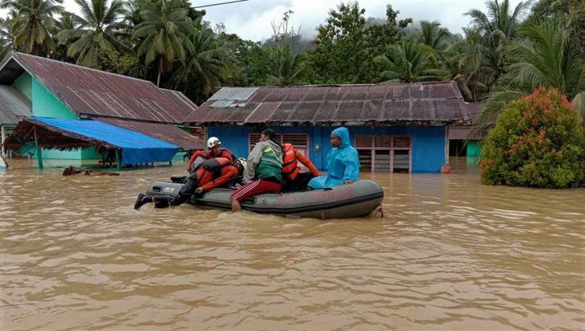 Personel Basarnas Kendari mengevakuasi warga yang terjebak banjir bandang dengan perahu karet di Kecamatan Dangia, Kolaka Timur, Sulawesi Tenggara, Minggu (9/6/2019). Banjir bandang merendam 11 desa di 3 kecamatan di Kabupaten Kolaka Timur akibat luapan Sungai Konaweha disebabkan intensitas hujan tinggi dan data sementara BPBD Kolaka Timur sebanyak 35 unit rumah terendam, 130 hektare sawah terendam dan 6 desa lain di wilayah tersebut belum bisa diakses disebabkan jalan terputus. ANTARA FOTO/HumasSAR