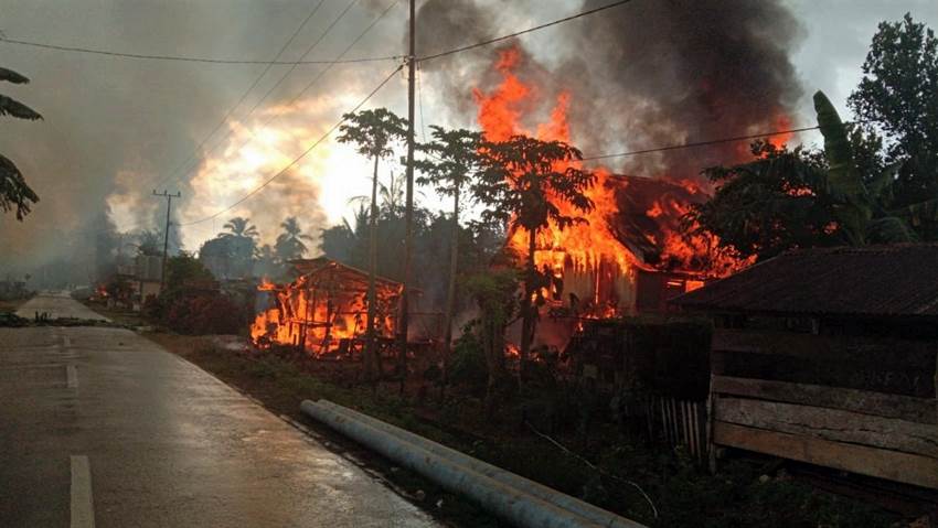 Kepulan asap hitam dari puluhan rumah yang dibakar di Desa Gunung Jaya usai terjadi keributan antar pemuda di perbatasan antara Desa Gunung Jaya dan Desa Sampuabalo, Buton, Sulawesi Tenggara, Rabu (5/6/2019). Sebanyak 87 unit rumah dibakar setelah keributan antar pemuda dari dua desa berbeda diwilayah tersebut pada hari Rabu 5 Juni 2019 sekitar pukul 14.30 Wita, Buton, Sulawesi Tenggara. | Emil /Jjn/hp /ANTARA FOTO