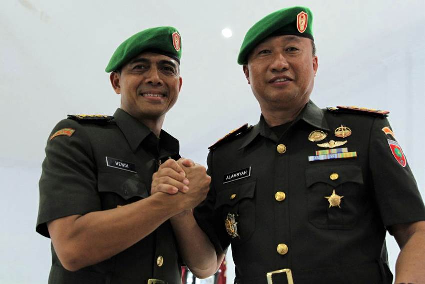 Kolonel Kav Hendi Suhendi (kiri) menjabat tangan Komandan Kodim 1417/Kendari Kolonel Inf Alamsyah usai upacara serah terima jabatan di Aula Tamalaki Korem 143/Haluoleo, Kendari, Sulawesi Tenggara, Sabtu (12/10/2019). | Jojon /Antara Foto