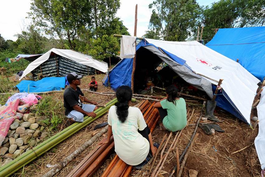 Sejumlah pengungsi korban gempa bumi memperbaiki tenda yang ditempatinya di lokasi pengungsian Desa Waai, Pulau Ambon, Kecamatan Salahutu, Kabupaten Maluku Tengah, Sabtu (5/10/2019). | izaac mulyawan /Antara Foto