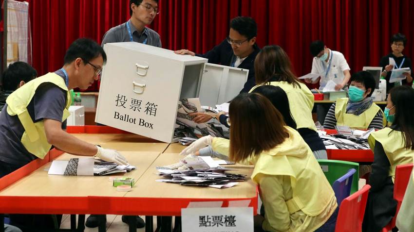 Panitia Pemilihan Hong Kong Sedang melakukan pemeriksaan surat suara (foto | Ng Han Guan/AP)