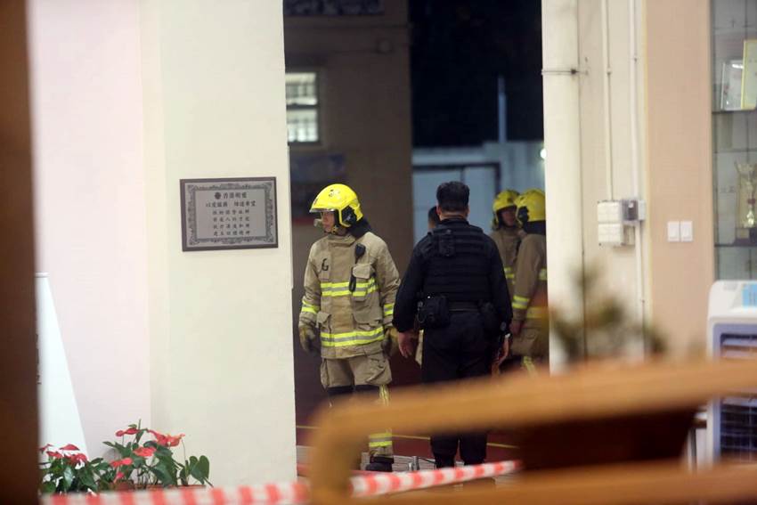 Petugas dari pemadam kebakaran, unit penjinak bom serta aparat kepolisian Hong Kong melakukan olah TKP atas temuan bom di Charitas Secondary School Ma On Shan (foto Sing Tao Daily)