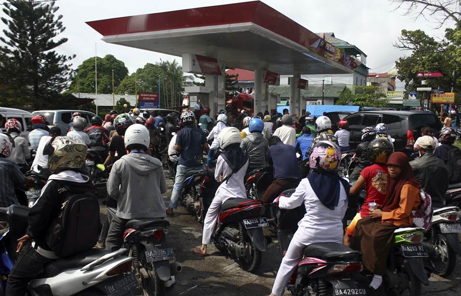 Antrian Panjang di Sebuah SPBU Foto Dwi Rini Endra Sari 