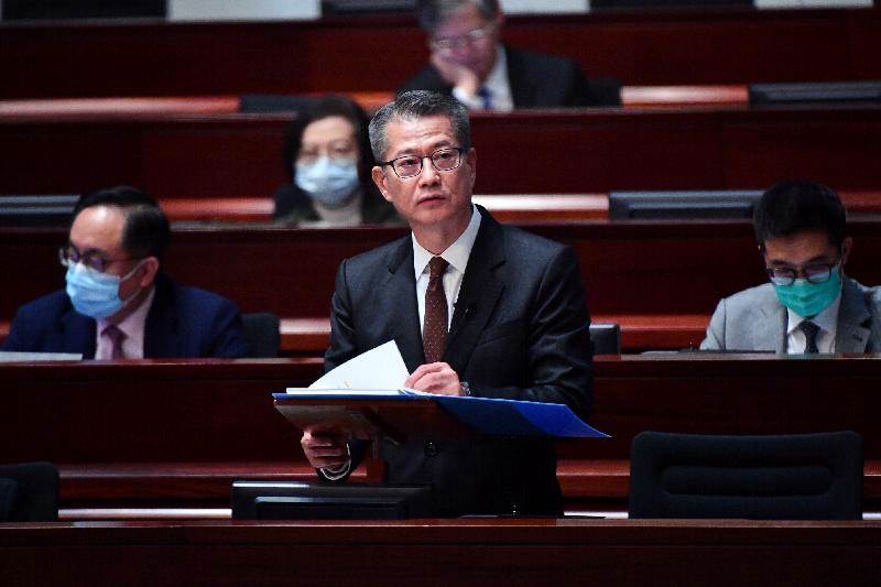 Sekretaris Finansial Hong Kong, Paul Chan menyampaikan pidato anggaran (foto gov.hk)