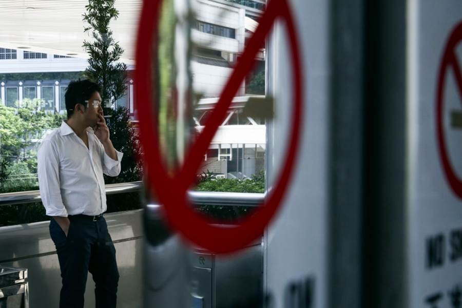 Merokok di tempat yang dilarang merokok (foto SCMP)