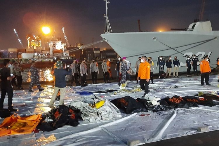 Evakuasi kantong jenazah korban Sriwijaya Air (Foto Kompas.com)