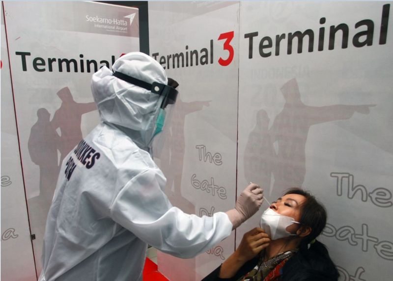 Uji corona yang dilakukan di terminal 3 (Foto CNN)