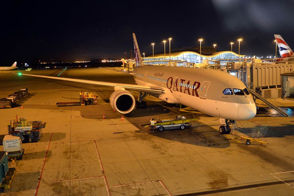 Qatar Airways saat mendarat di Bandara Internasional Hong Kong (Foto Flickr.com)