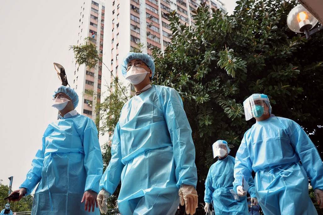 Dibawah situasi pandemi gelombang kelima, banyak pemukiman warga di Hong kong diinspeksi lantaran ditemukan kasus penularan lokal (Foto HK01)