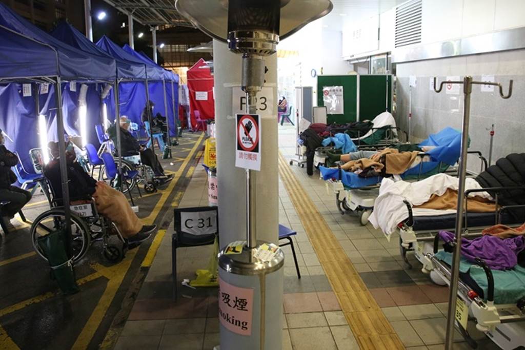 Perawatan pasien covid di Hong Kong dilakukan di lorong Rumah Sakit karena kapasitas rumah sakit sudah melebihi daya tampung (Foto HK01)