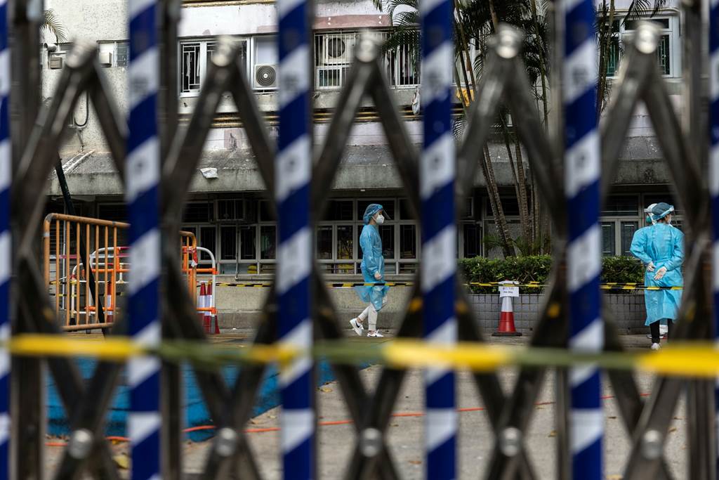 Sebuah unit hunian di Hong Kong ditutup sementara untuk dilakukan pengujian covid-19 menyusul temuan ada penghuni yang kedapatan positif corona (Foto HK01)