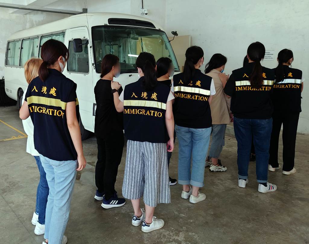 13 orang ditangkap dalam sebuah gelaran operasi anti pekerja ilegal (Foto Hong Kong Government)