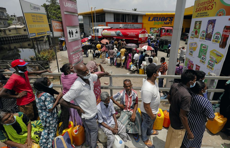 Antrian panjang warga Srilanka untuk mendapatkan minyak (Foto Reuters.com)