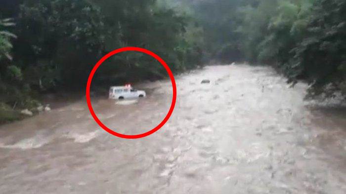 Ambulan pembawa jenazah PMI nekat menyeberangi derasnya arus sungai (Foto Kompas.com)
