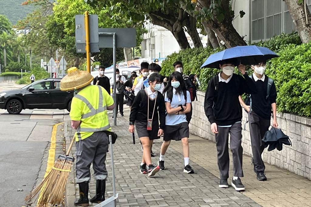 Situasi di Hong Kong saat pandemi corona gelombang kelima telah melandai, pertemuan tatap muka sekolah mulai dilangsungkan dengan protokol yang ketat (Foto HK01)