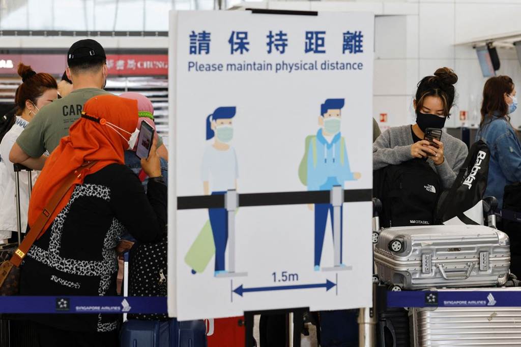 Suasana kedatangan di bandara internasional Hong Kong selama situasi pandemi covid 19 (Foto Reuters.com)