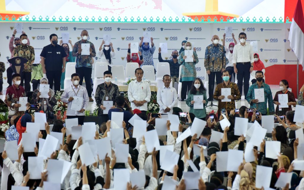 Presiden Jokowi dalam acara pemberian NIB bagi pelaku UMK perseorangan, Rabu (13/07/2022), di Gedung Olahraga Nanggala Kopassus, Jaktim. (Foto: Humas Setkab/Jay) Read more: https://setkab.go.id/sinergi-pemerintah-dorong-usaha-mikro-kecil-naik-kelas/