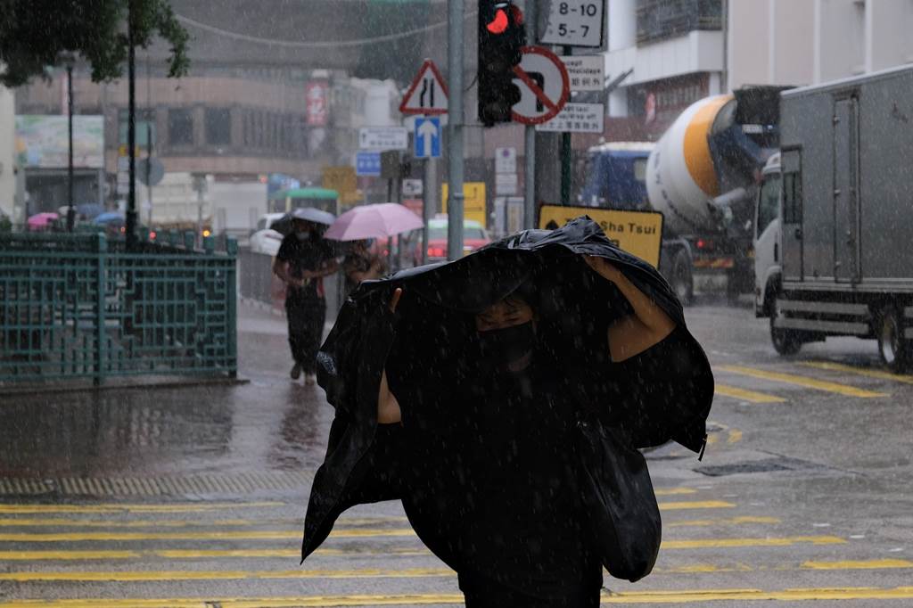 Situasi di Hong Kong pada Senin 9 Agustus 2022 saat diterpa Topan Mulan (Foto HK01)
