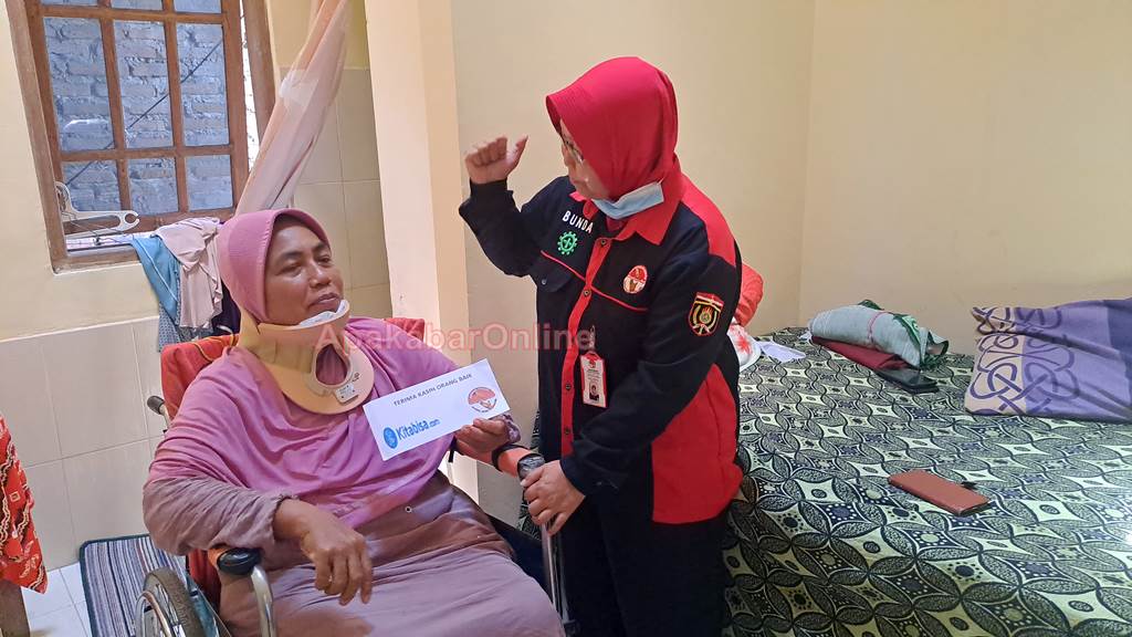 Bunda Novi dari Yayasan Jalinan kasih mengunjungi Siti Romlah di Madiun