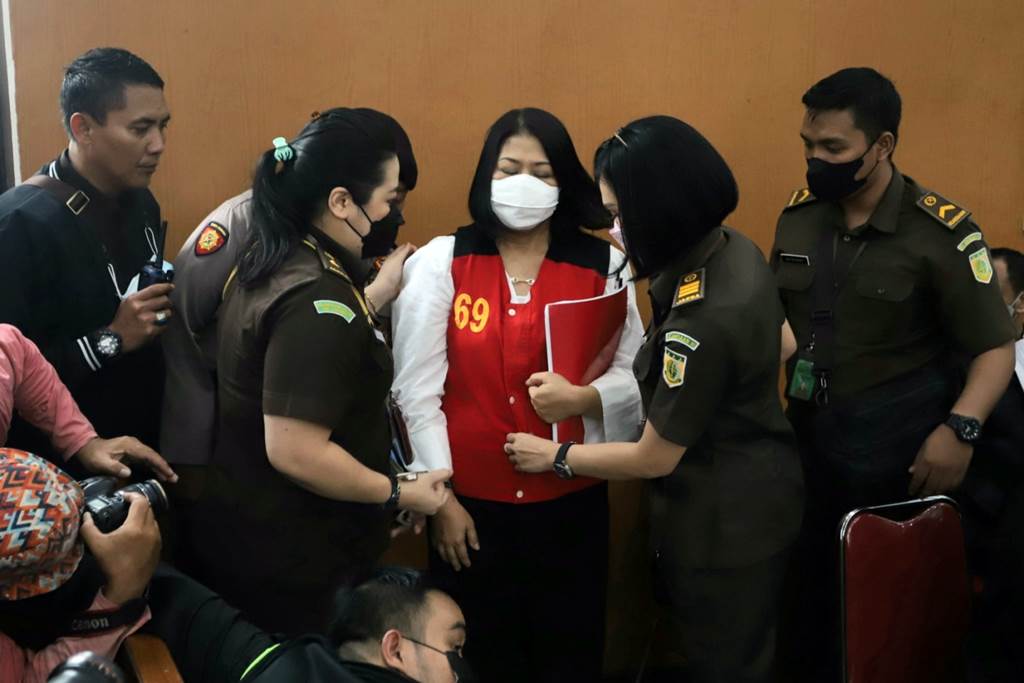 Putri Candrawati, dikawal petugas Kejaksanaan saat menghadiri sidang di Pengadilan Negeri Jakarta Selatan (Foto Istimewa)