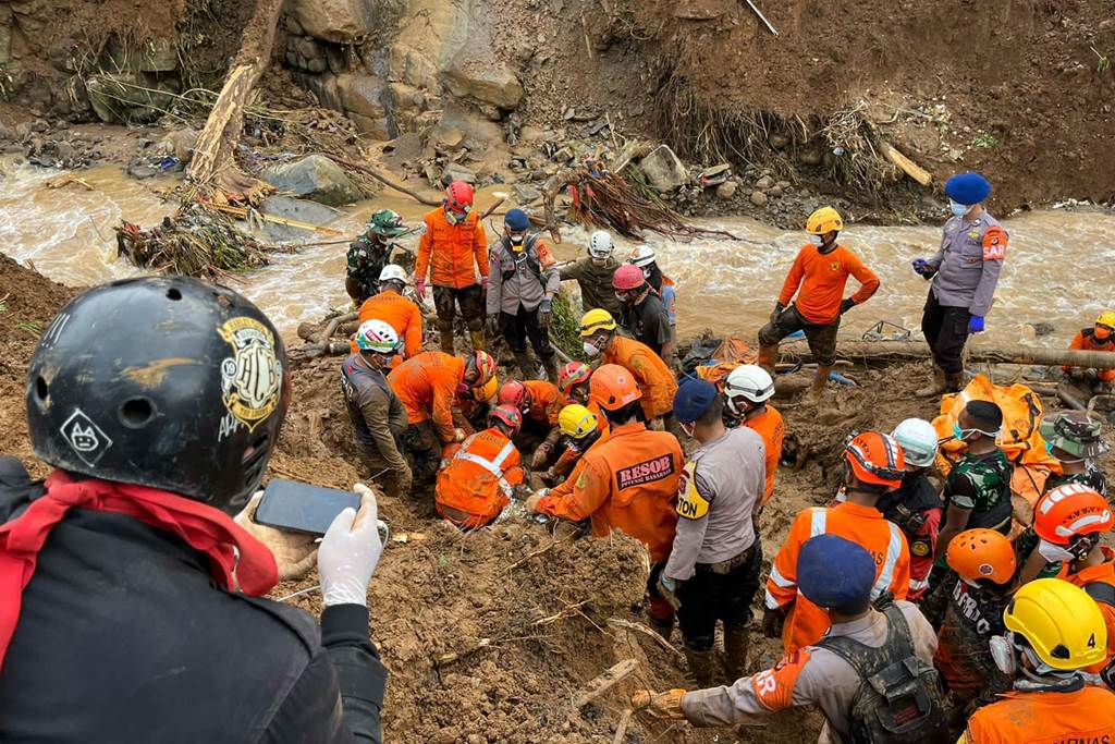 Proses pencarian korban longsor di Cianjur (Foto Istimewa)