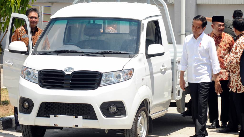 Presiden Jokowi di Pabrik Mobil ESEMKA (foto Istimewa)