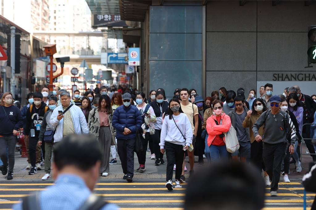 Usai aturan wajib masker dicabut, warga di Hong Kong yang beraktifitas di tempat umum mayoritas masih mengenakan masker (Foto HK01