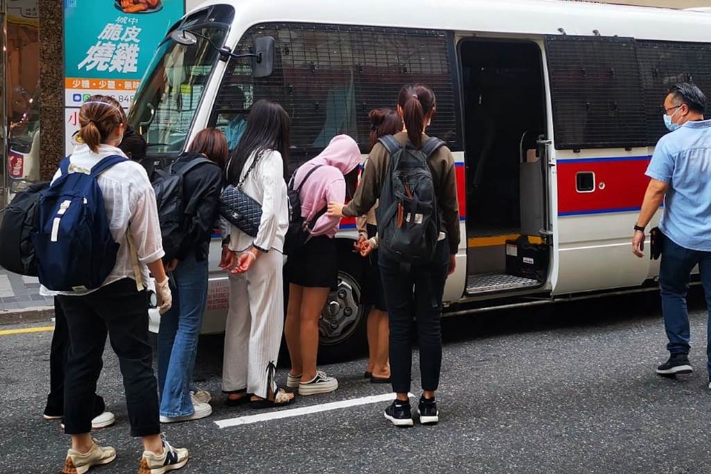 Tiga perempuan asing dan dua perempuan lokal yang terlibat dalam prostitusi ilegal di tangkap Polisi Hong Kong di Kwuntong (Foto Dokumentasi polisi Hong kong)