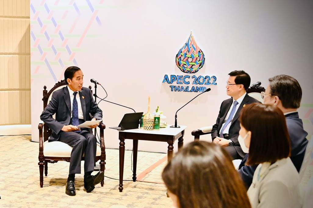 Presiden Joko Widodo saat bertemu pemimpin Hong Kong John Lee di sela-sela APEC Bangkok, Thailand (Foto Setkab)