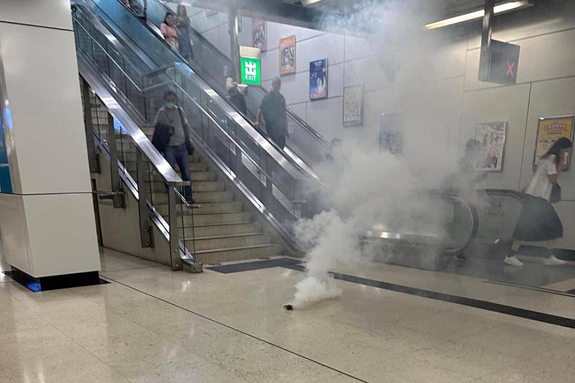 Benda diduga powerbank terbakar di peron stasiun MTR Mei Foo (Foto Istimewa)