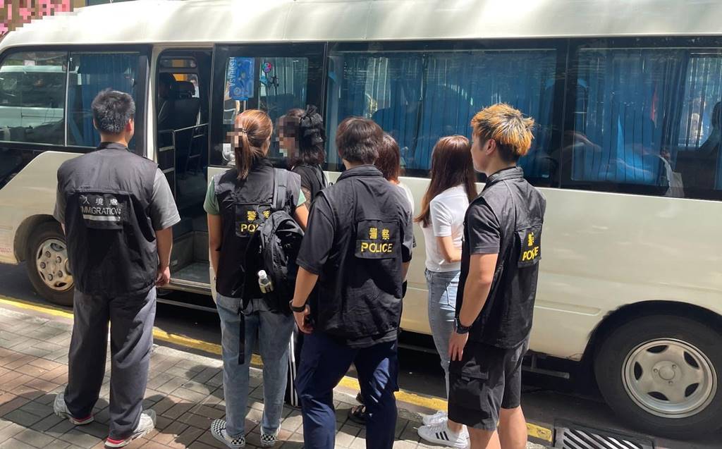 Dua orang pekerja migran Indonesia diajak naik shuttle bus aparat karena ketahuanbekerja ilegal(Foto Hong Kong Police)