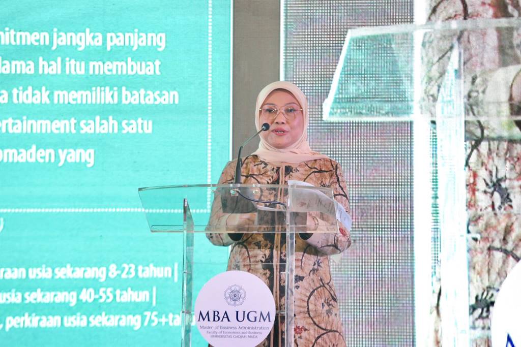 Menaker Ida Fauziyah ketika menjadi pembicara pada Symposium yang diselenggarakan oleh MBA FEB Universitas Gadjah Mada (UGM) dan Kafegama MM, di Jakarta, Kamis 3 Agustus 2023 (Foto Kemnaker)