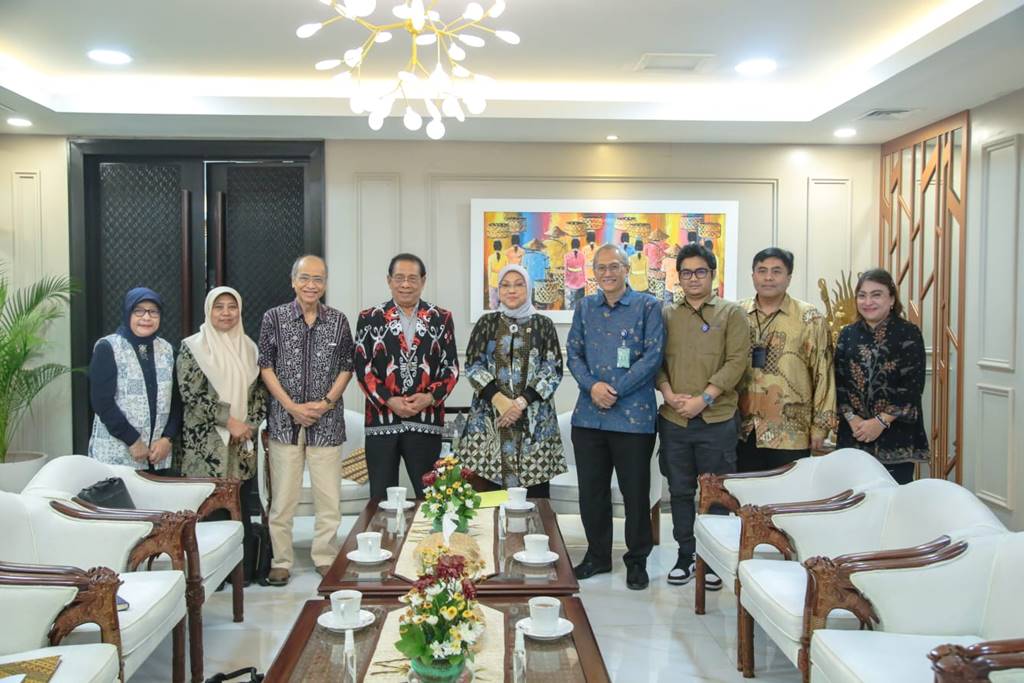 Menteri Ketenagakerjaan, Ida Fauziyah bersama Tim Kerja Persiapan Lembaga Produktivitas Nasional (LPN) membahas upaya peningkatan produktivitas dan daya saing Indonesia (Foto Kemnaker)