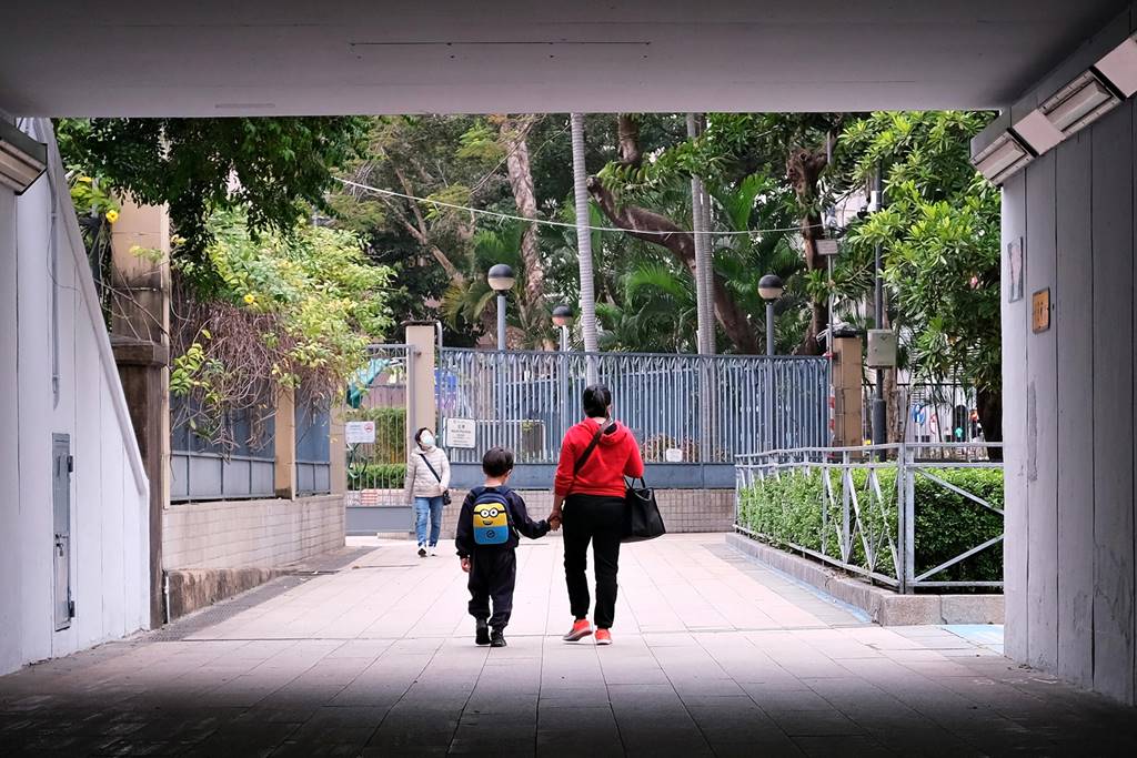 Seorang pekerja migran Indonesia tengah mengantarkan anak majikannya ke sekolah (Foto Istimewa)