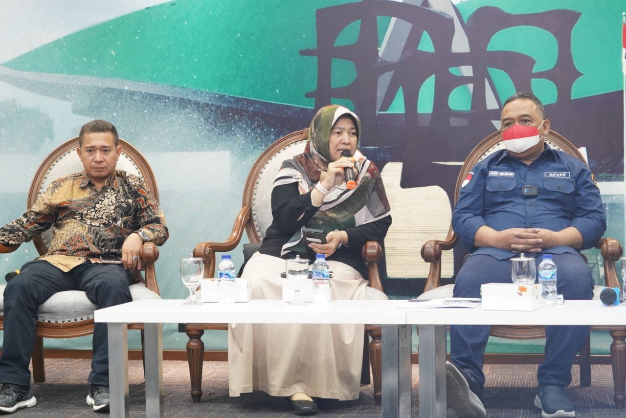 Wakil Ketua Komisi IX DPR RI Dr. Kurniasih Mufidayati tengah berdialog dengan BP2MI (Foto Istimewa)