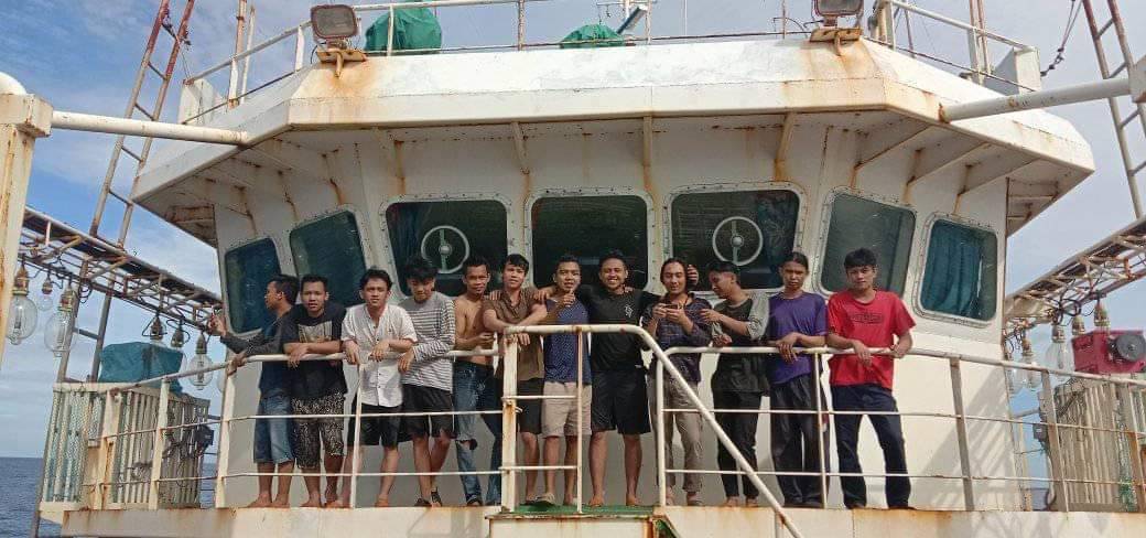 Sejumlah PMI AKP Indonesia ketika berada di kapal penangkap cumi dari Cina Ning Tai 95 (Foto Monga Bay)