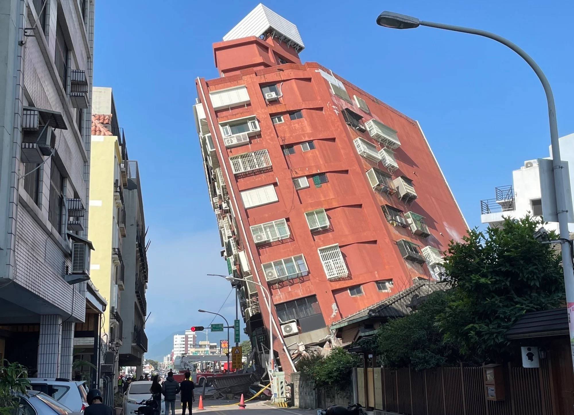 Gedung bertingkat miring usai diguncang gempa di Taiwan pada 3 April 2024 (Foto Istimewa)