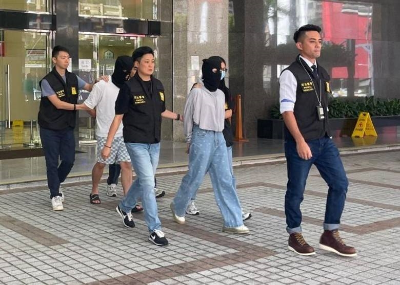 Majikan perempuan dan Hiyang Hiyangannya ditangkap dengan sangkaan telah melakukan penyiksaan dan pengurungan terhadap PRTnya (Foto dok. Polisi Makau)