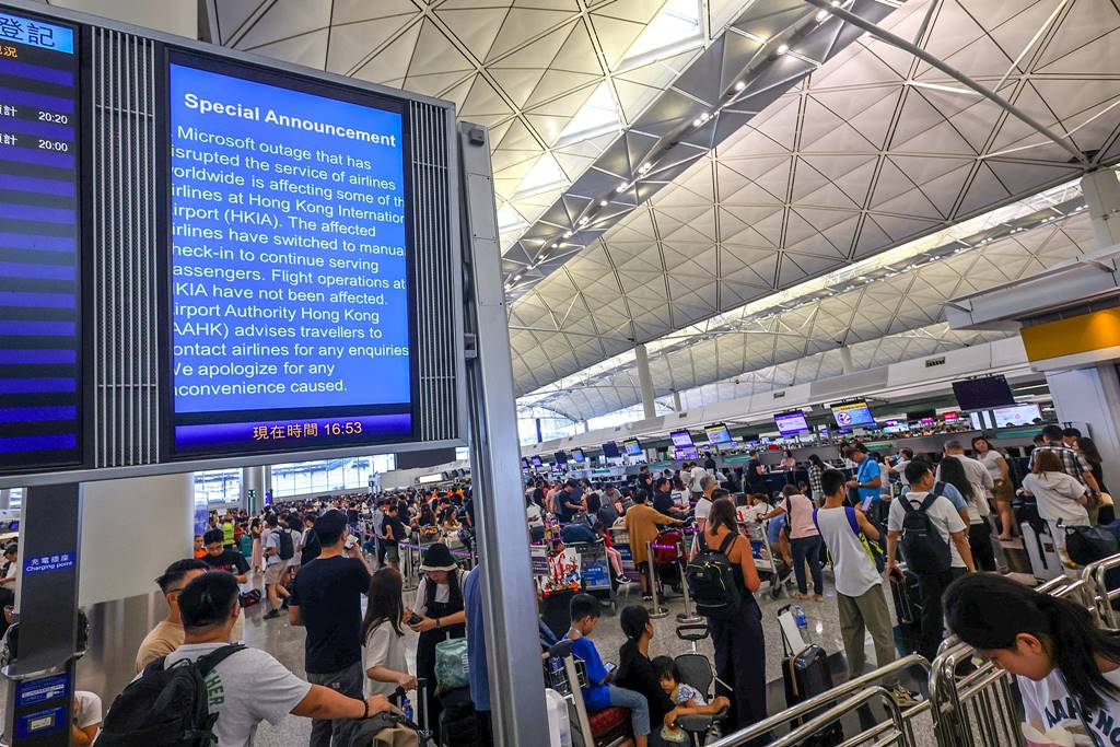 Suasana di bandara Internasional Hong Kong pada Jumat 19 Juli 2024 (Foto SCMP)