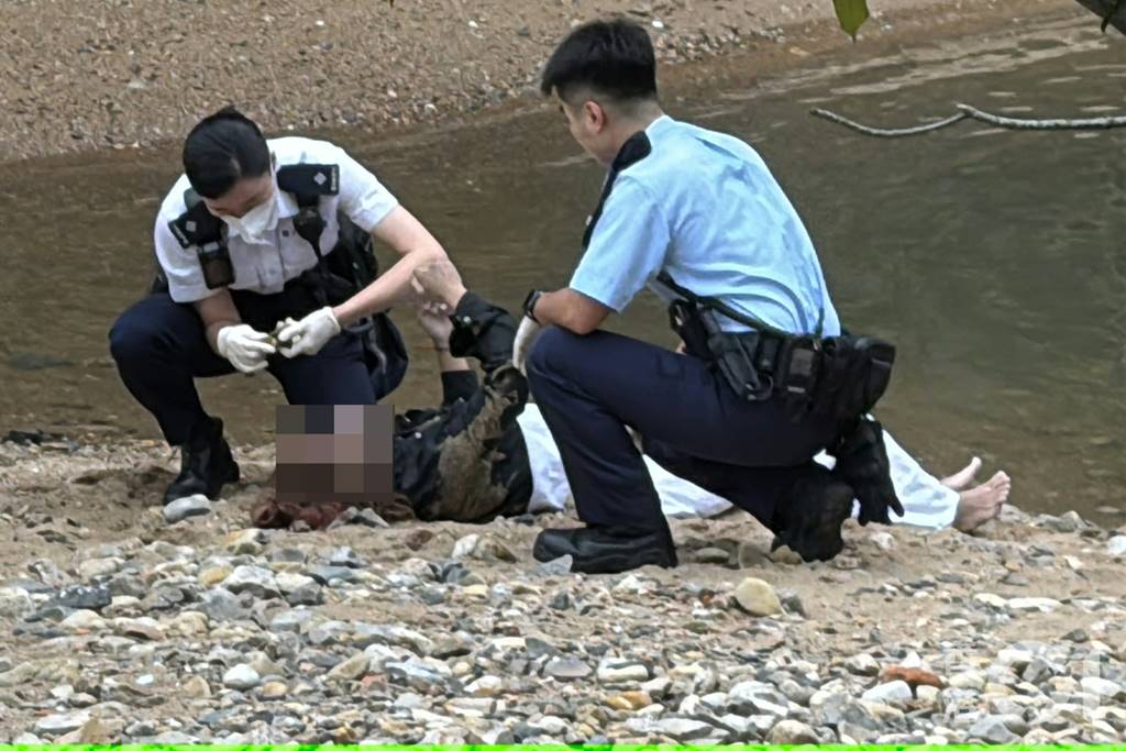 Personil Polisi Hong Kong tengah melakukan identifikasi di Lokasi penemuan Jenazah PMI di Dasar Air Terjun Park Bay Aberden (Foto HK01)